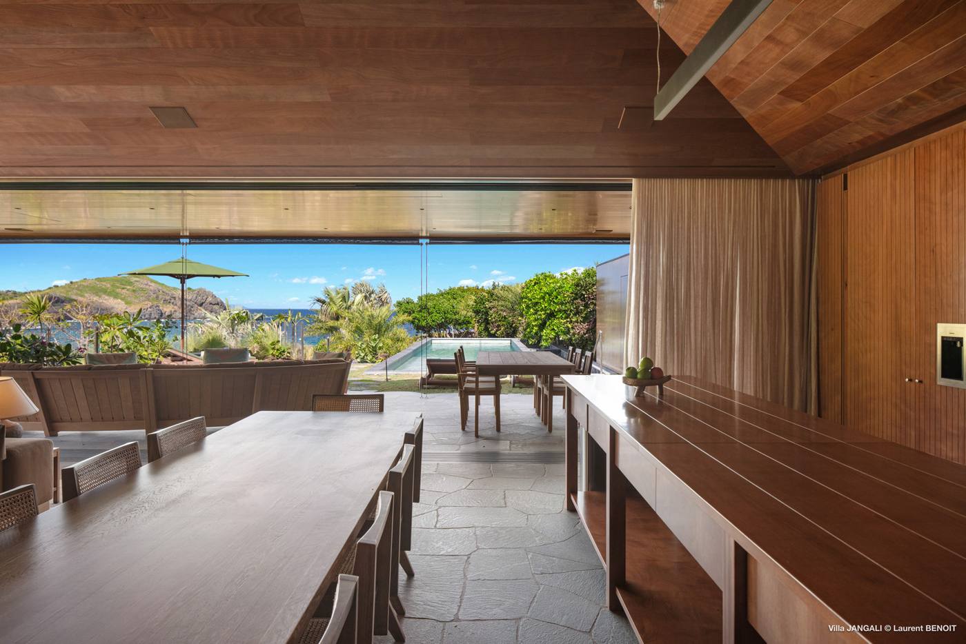 Villa Jangali — le grand salon ouvert sur la mer, Saint-Barthélemy