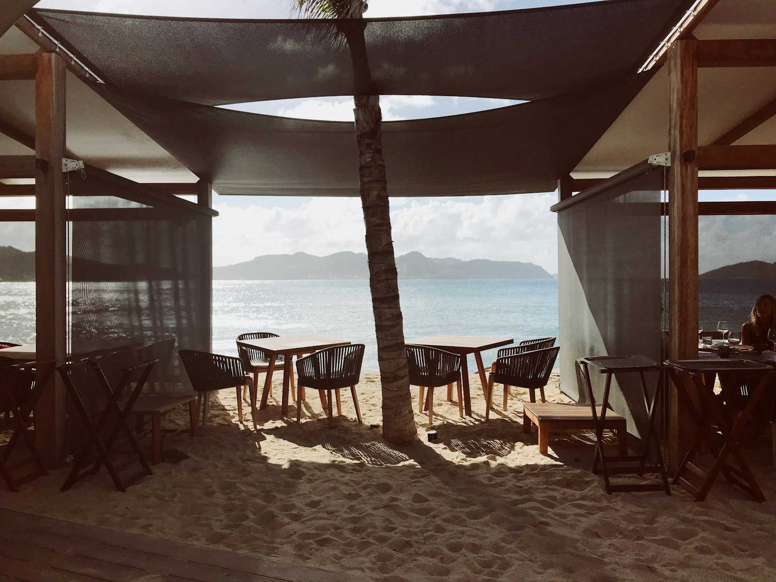 Une table au bord de la plage, Saint-Barthélemy
